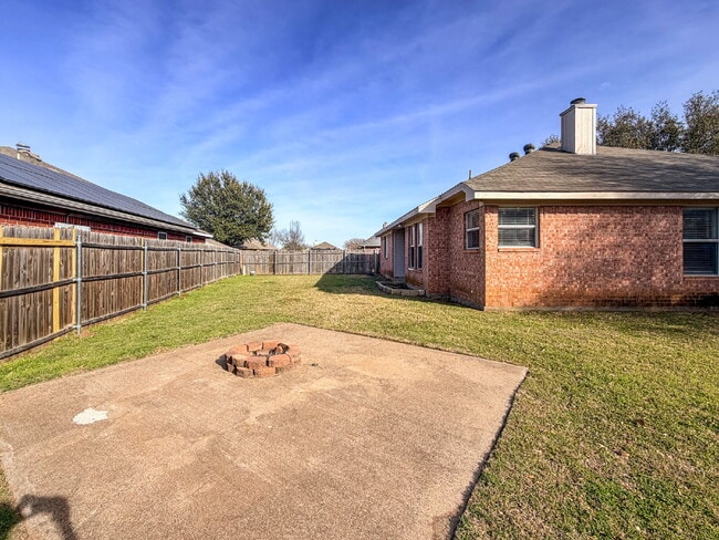 Building Photo - 3 Bedroom, 2 Bath Home in Crowley on Corner Lot