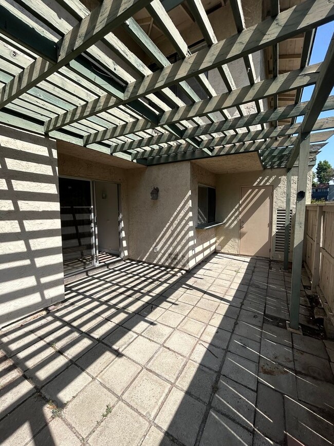 Building Photo - 10169 Caminito Jovial