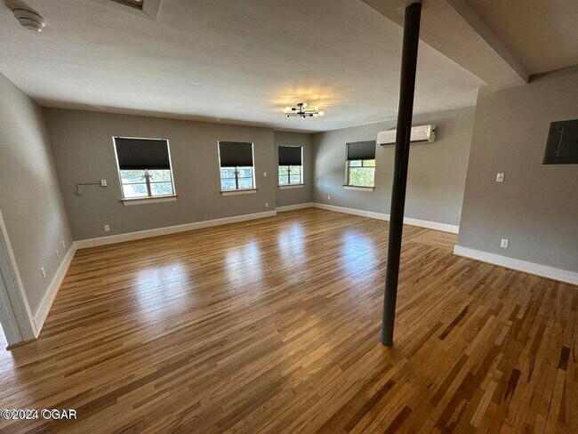 Building Photo - 1827 S Wall Ave