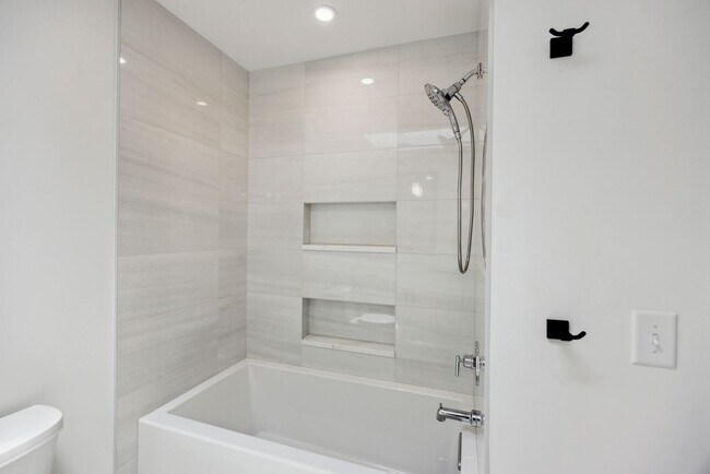 Building Photo - Available 6/15. Stunning, Fully-Rennovated...