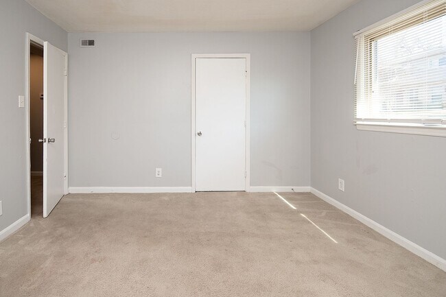 Building Photo - Spacious, affordable two bedroom townhouse in a great location in Charlotte!