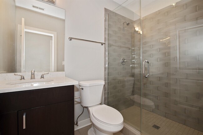 Building Photo - 751 W Buckingham Pl