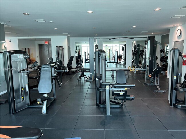 Building Photo - 1155 Brickell Bay Dr