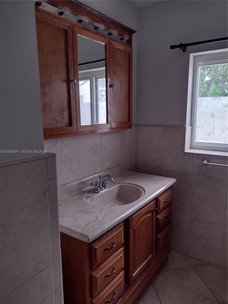 Building Photo - 225 E 29th Ct