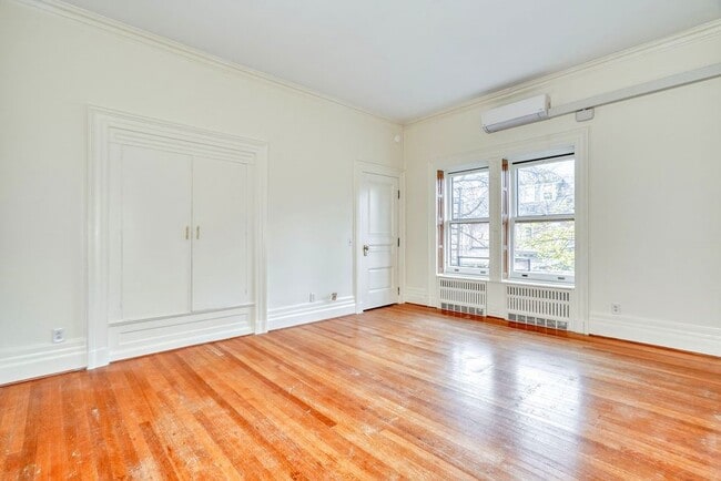 Building Photo - 987 East Ave