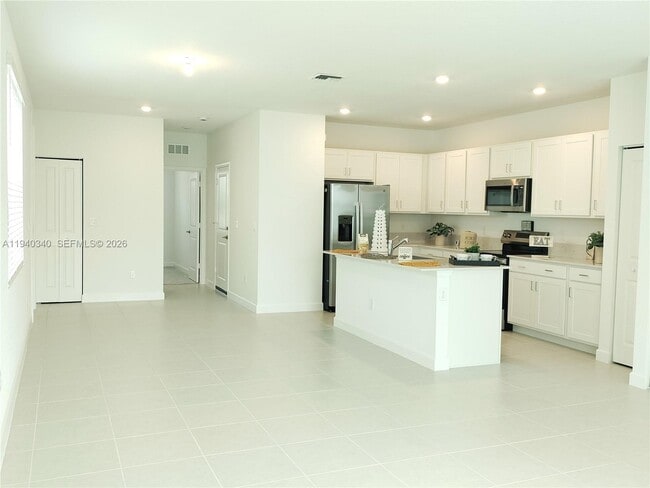 Building Photo - 400 SE Crossoak Ln