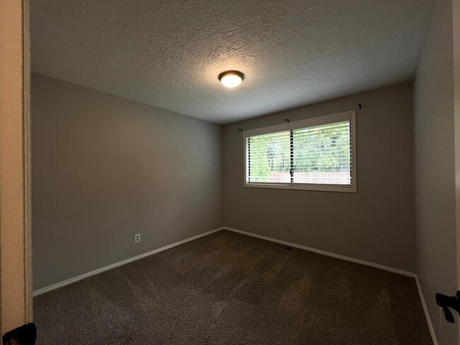 Building Photo - Charming 3-Bed, 2-Bath Retreat!