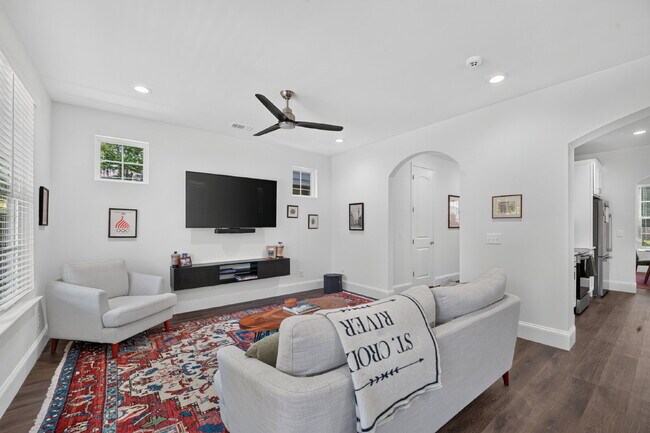 Building Photo - 706 W 44th St