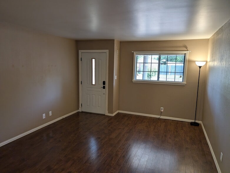 Building Photo - 2631 Sunset Dr