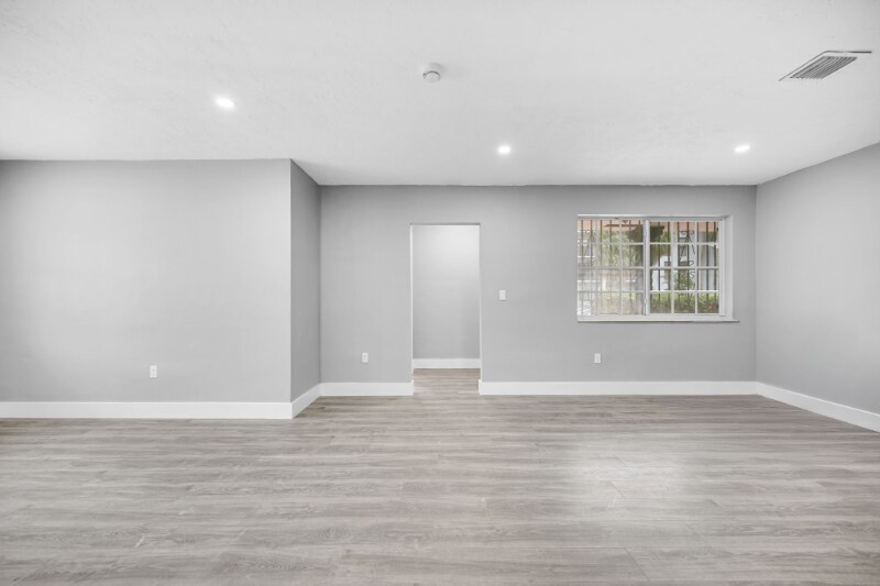 Building Photo - 645 NE 149th St