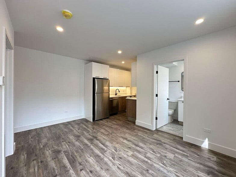 Building Photo - 941 W Carmen Ave