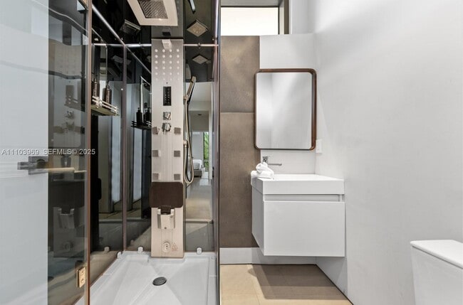 Building Photo - 440 Mola Ave