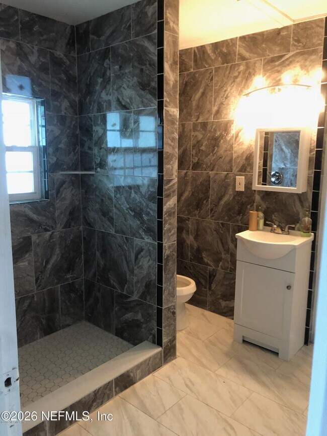 Building Photo - 925 Phillips St