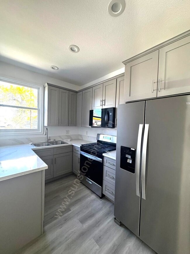 Building Photo - 696 E 9th St