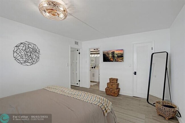 Building Photo - 1050 Hillsboro Mile