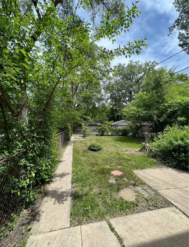 Building Photo - 13913 S Wentworth Ave