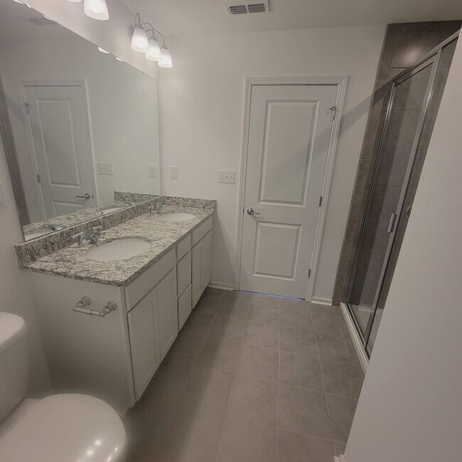 Building Photo - 3BR/2BA Townhouse located in Odell Corners...
