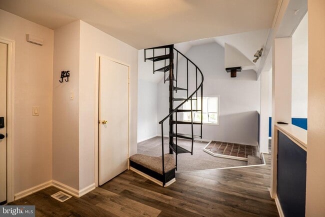 Building Photo - 241 Victoria St