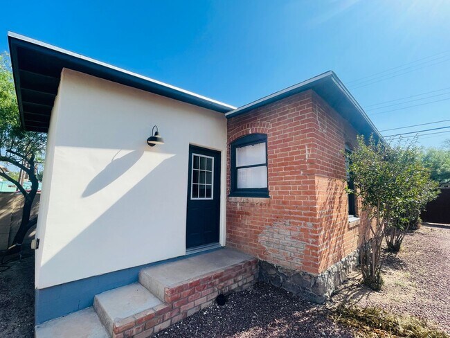 Building Photo - COMING SOON! 1 Bed / 1 Bath Cottage in U o...