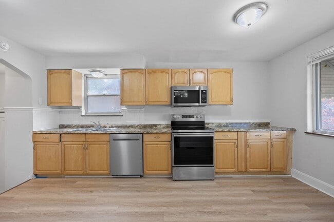 Building Photo - BRIDGETOWN - Adorable spacious 2 bed 1 bath brick ranch.