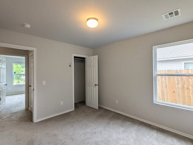 Building Photo - 3 Bed / 2 Bath Home in Noble Schools | Fenced Backyard + Storm Shelter