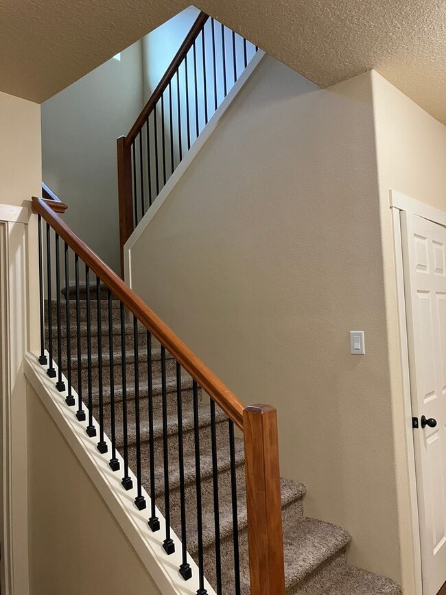 Building Photo - Beautiful Craftsman Style Home in Felida - 3 Bedroom/2.5 Bath - Available for showing on 3/30!