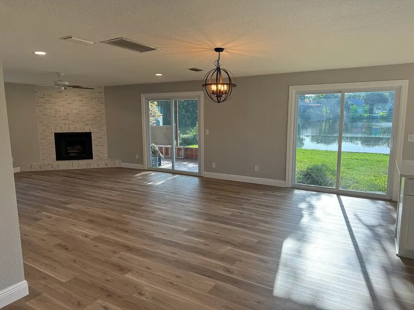 Family room - 2125 Beecher Rd