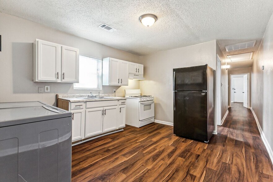 Building Photo - 2562 N Galvez St