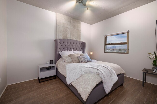 Building Photo - Fully Furnished Spacious One Bedroom - Downtown Las Vegas