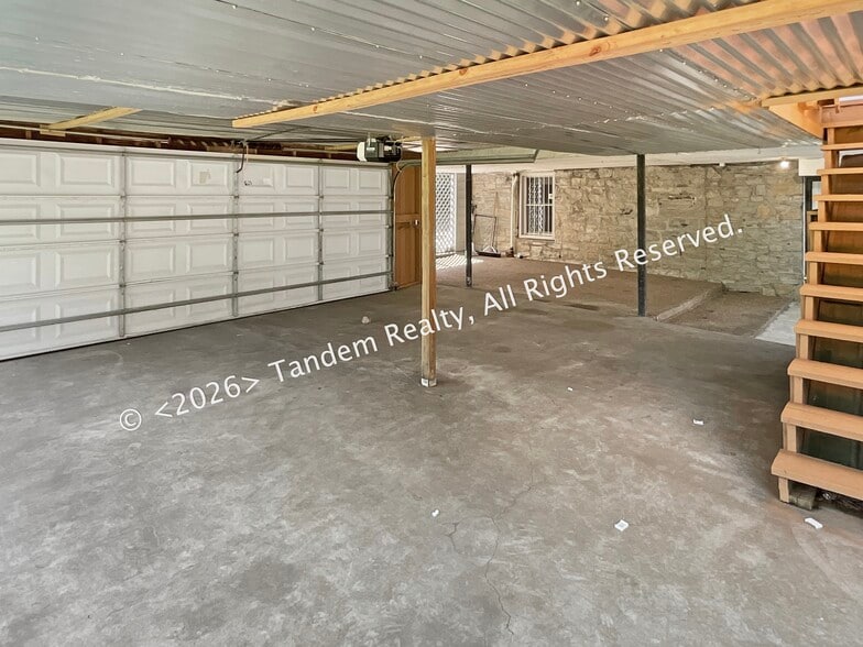 Building Photo - 2228 Ashwood Ave