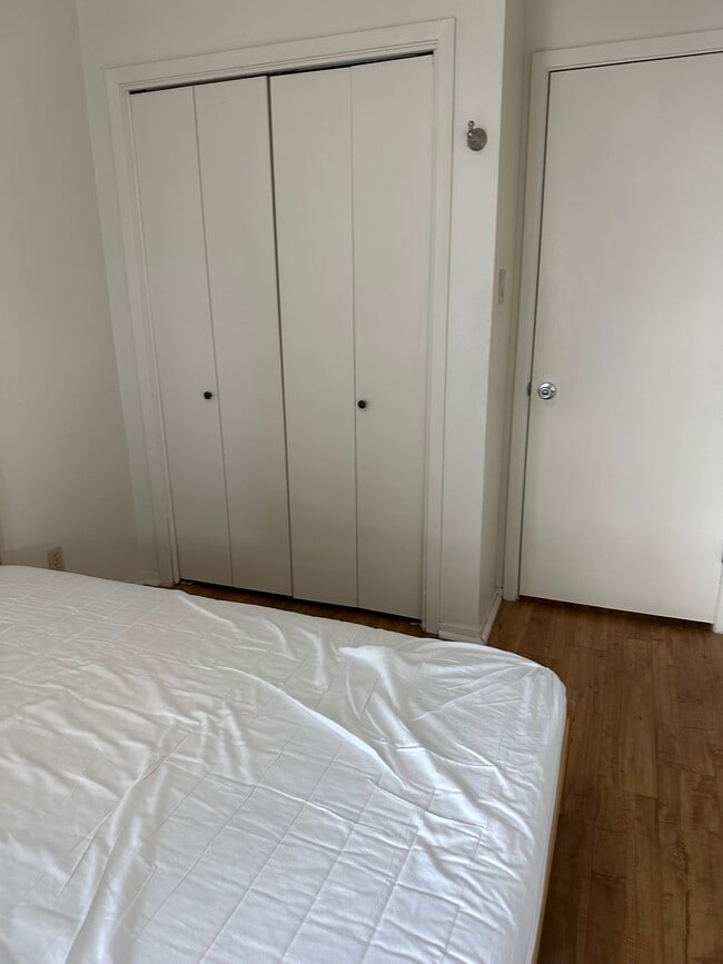 Bedroom B - 2905 Swisher St