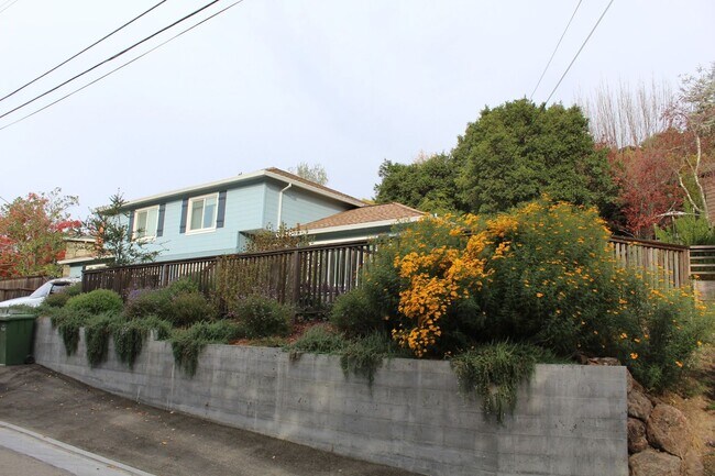 Building Photo - West Crescent Drive
