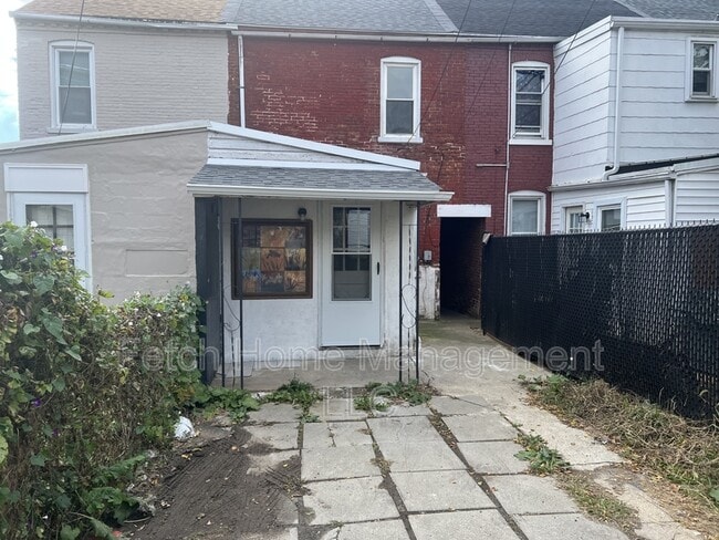 Building Photo - 615 Lake St