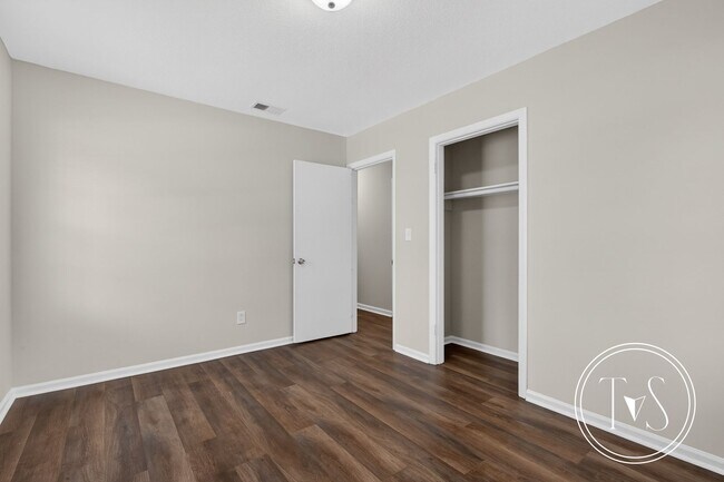 Building Photo - 113 Elm St