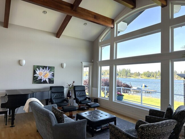 Building Photo - Lakefront Living at Its Best!