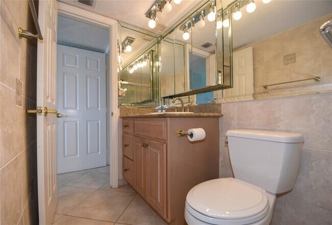 Building Photo - 1021 Hillsboro Mile