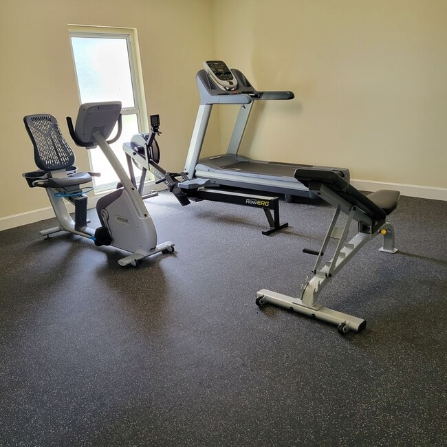 Building Photo - Annual OR Seasonal turnkey FURNISHED 2/2 ground floor condo with golf course and water views