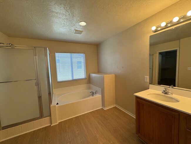 Building Photo - Spacious SW Bakersfield Home!