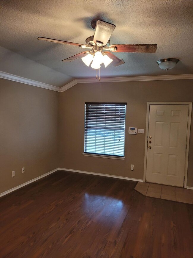 Building Photo - 2805 Alma Dr