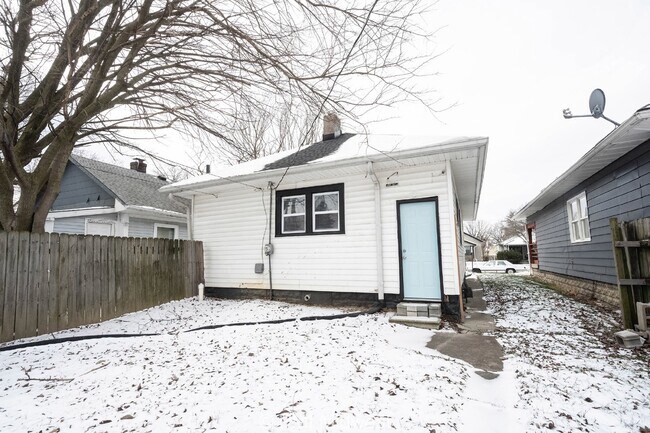 Building Photo - Charming 2 Bed, 1 Bath Rental in Indianapolis!