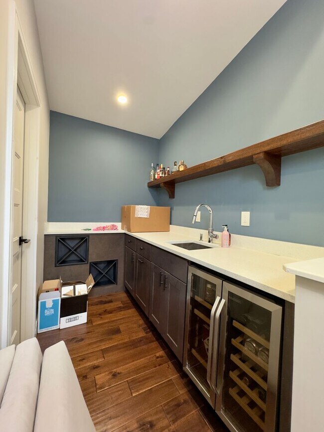 Building Photo - Charming 4Bed/3Bath in Riverside Neighborhood
