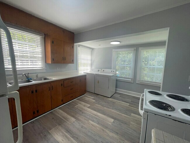 Building Photo - 2056 Emogene St