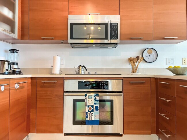 Building Photo - 3256 NE 1st Ave