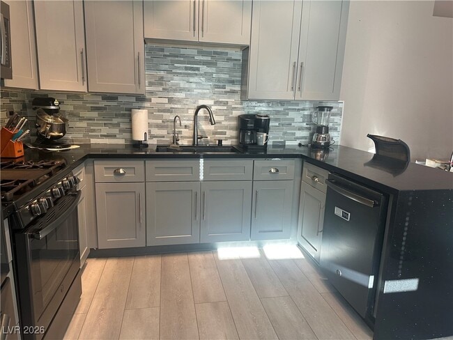 Building Photo - 820 Bergamont Dr