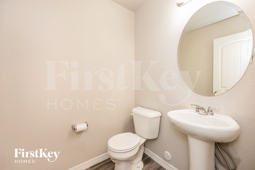 Building Photo - 8517 Admiral Way