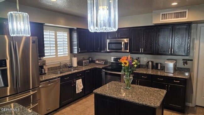 Building Photo - 10557 Breezeway Ave