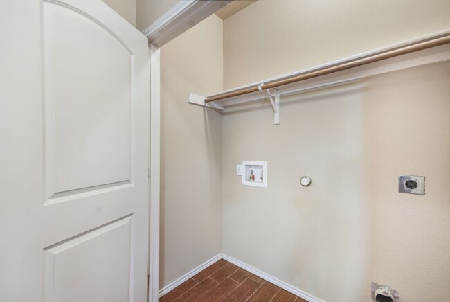 Building Photo - Nice 3 BEDROOM DUPLEX LOCATED IN HUTTO, TE...
