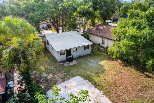 Building Photo - 3bdrm/1bath Home with large fenced yard  ** Section 8 OK ** $1,695.00