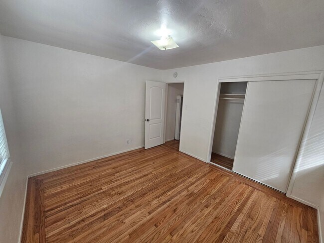 Building Photo - Cozy 2-Bed Oakland Apartment: San Leandro ...