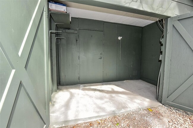 Building Photo - 410 Kenniston Dr